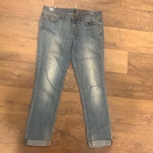 Low rise ankle boyfriend jeans, light wash denim